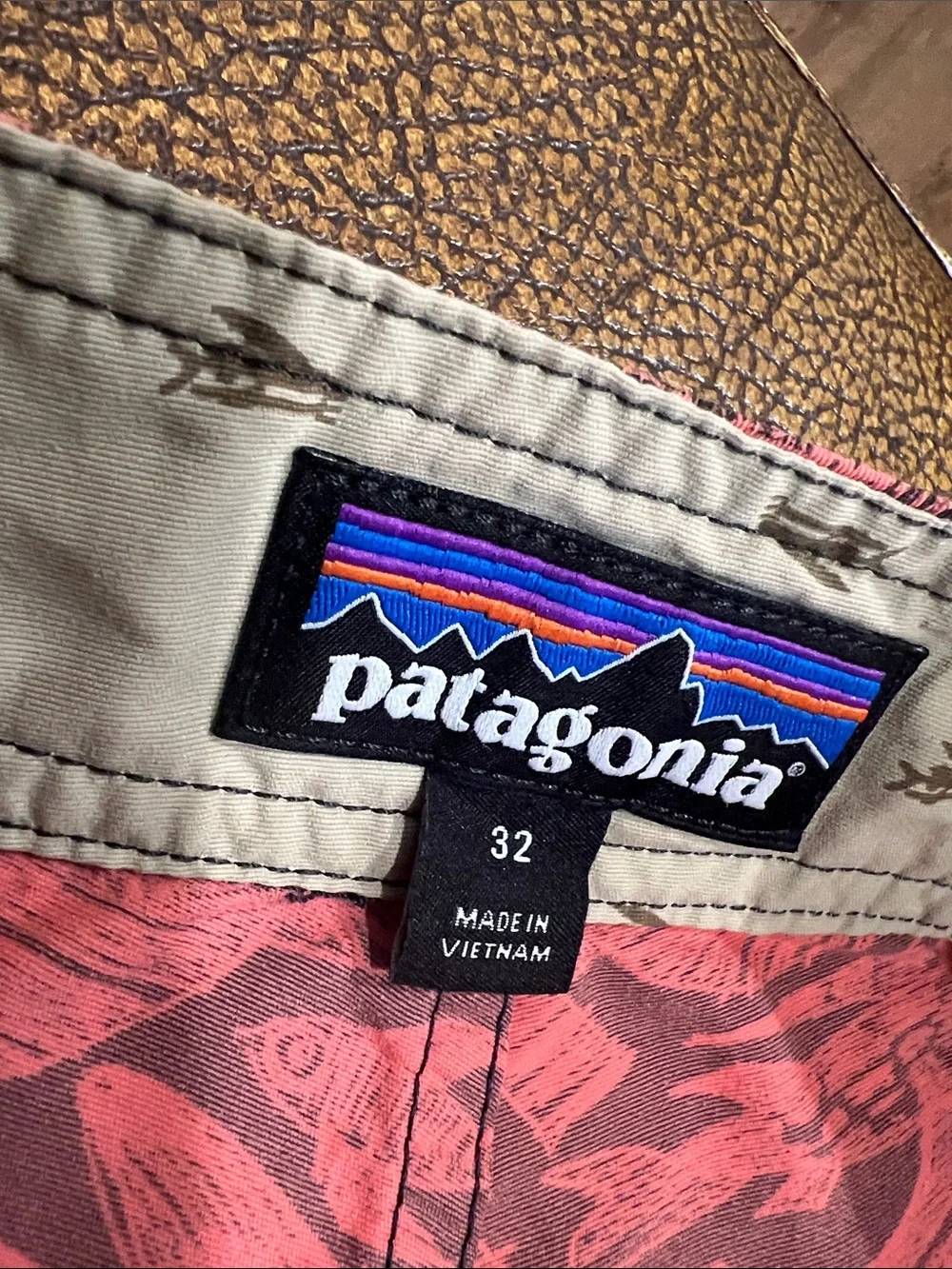 Like New Patagonia Wavefarer Board Coral 🪸 Black Fish Print Swim Surf Shorts!